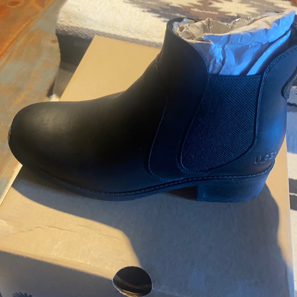 Brand new black leather Ugg size 7w, Bingham. Slip on boot in box.
